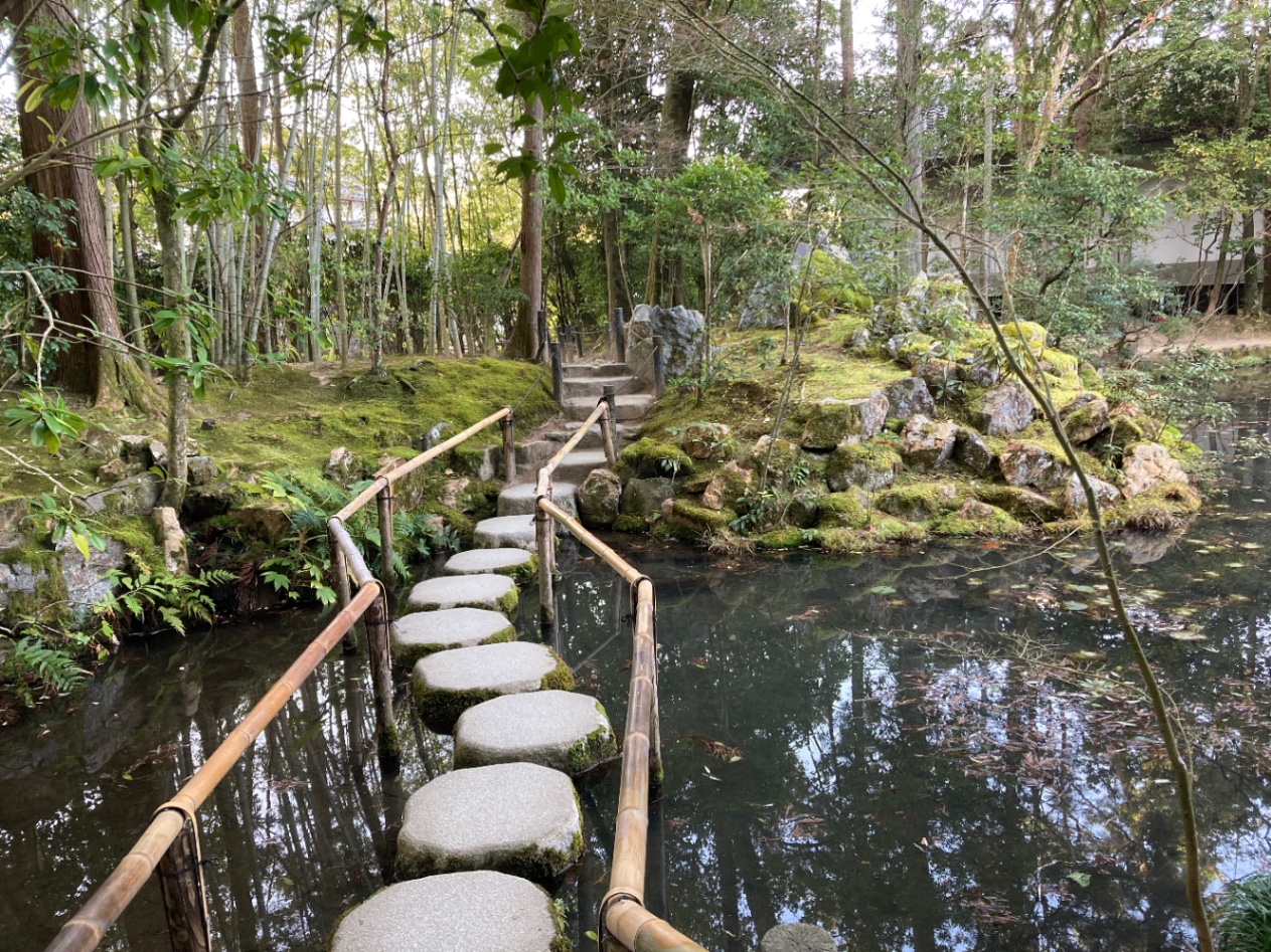 天授庵の南北朝遺構南庭の池の石橋。