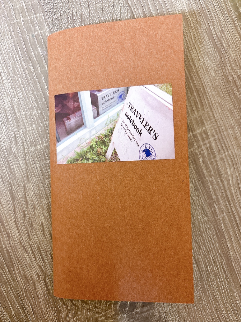トラベラーズノートのリフィル。表紙にトラベラーズノートのショップカードが貼られている。