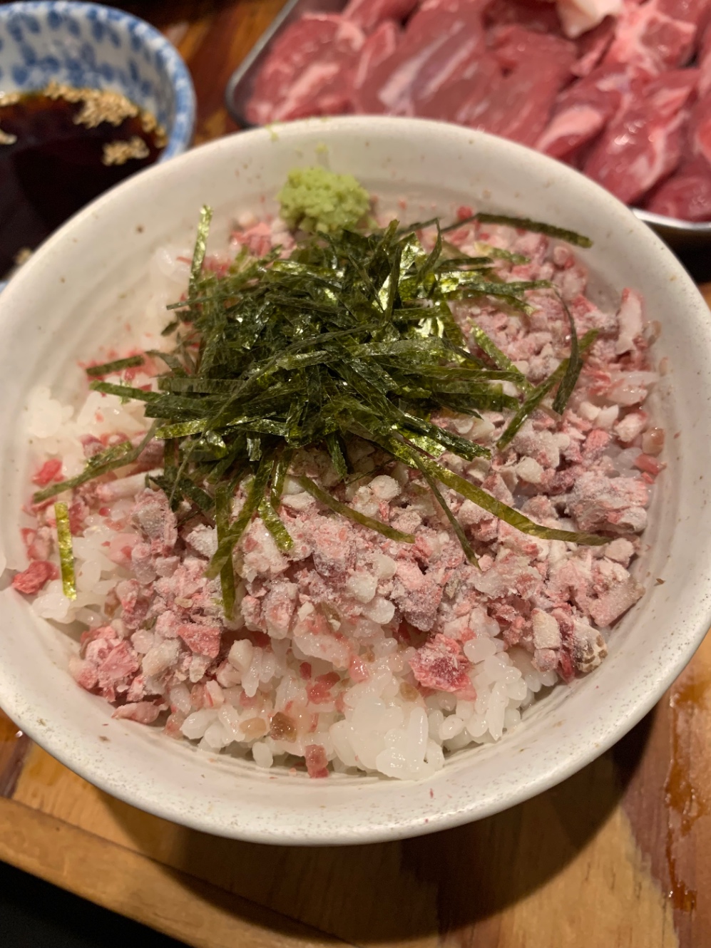 お肉の特別なフレークがご飯の上に乗っている(フレークの上に刻み海苔)写真