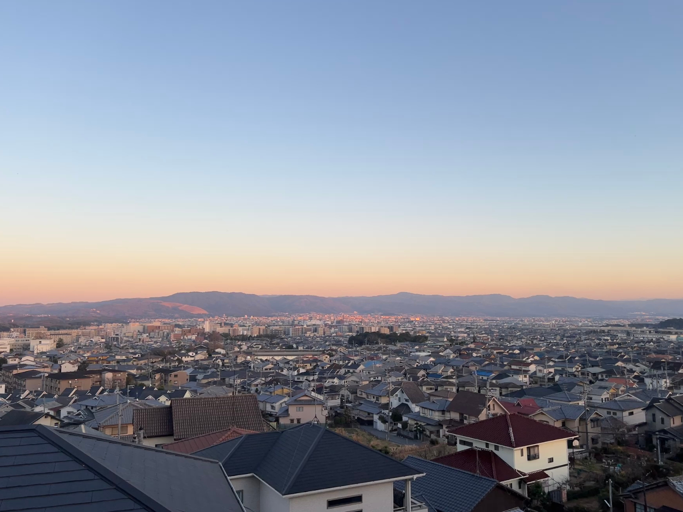 日曜日の夕暮れ、街の風景