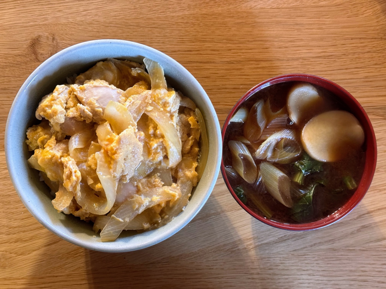 親子丼と味噌汁碗