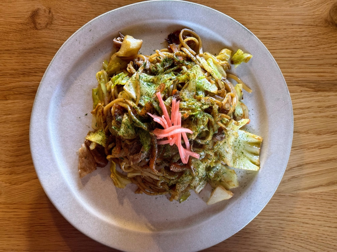 平皿に盛られた焼きそば、全体に青のりと中心に紅ショウガ少々