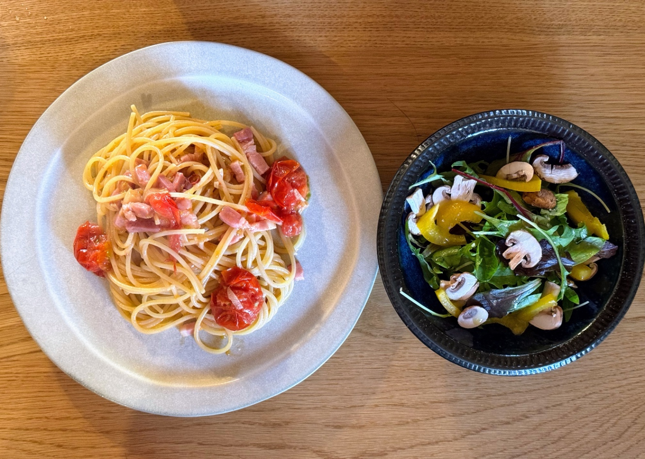 ミニトマトとベーコンのパスタとサラダ