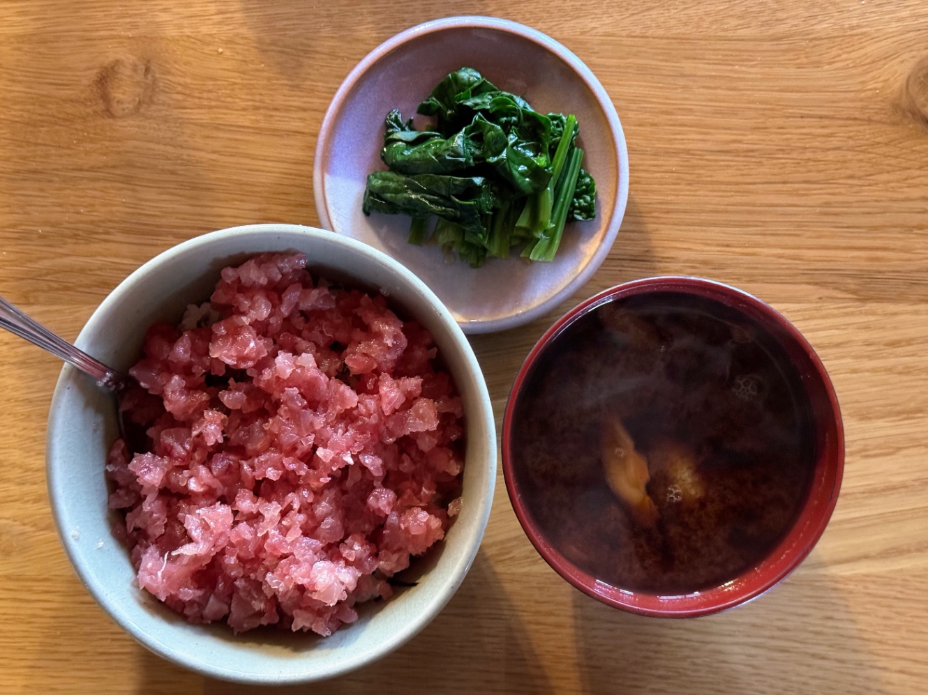 マグロのたたき丼、ほうれん草の小皿、味噌汁椀