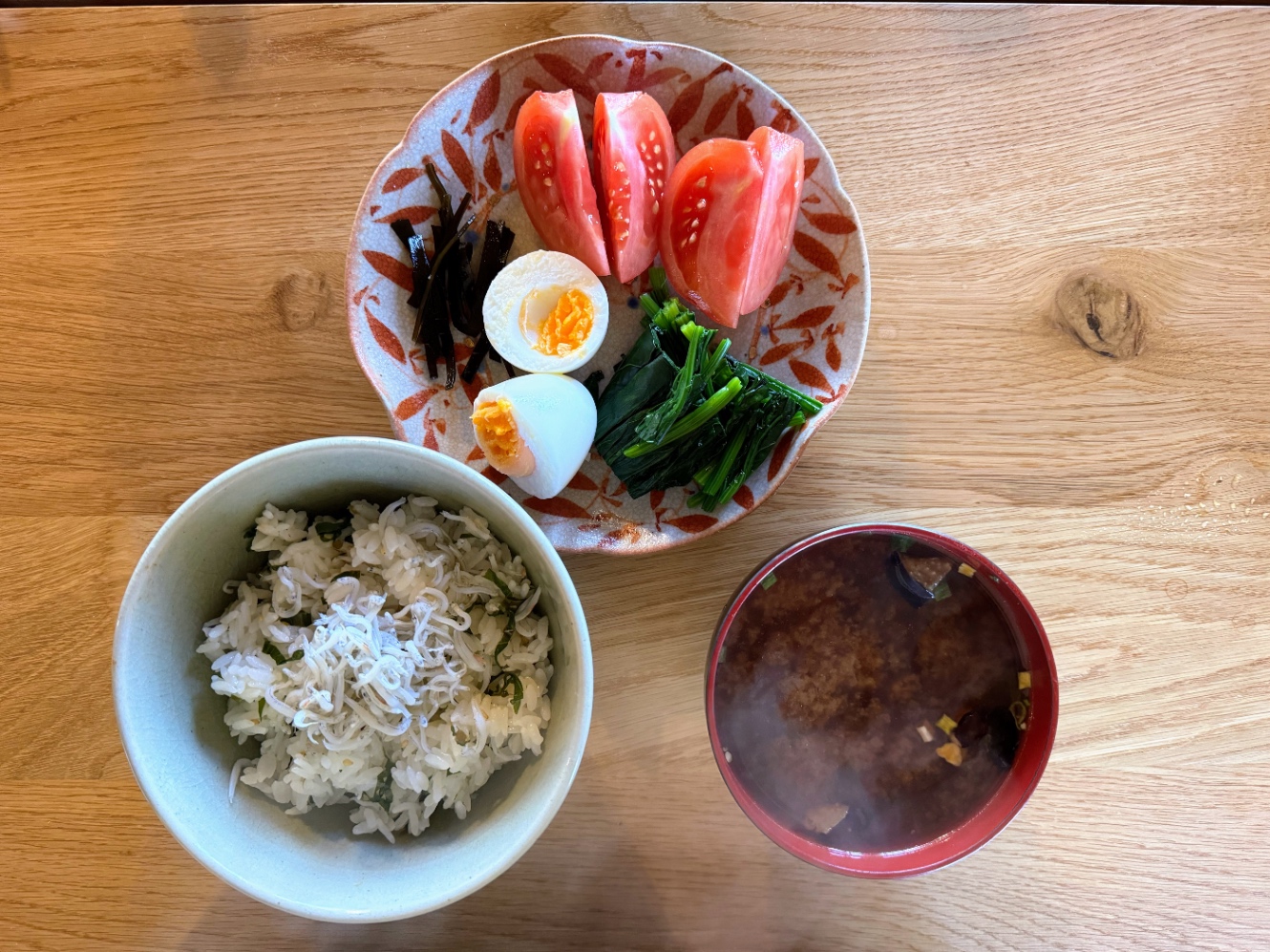 混ぜご飯の小丼と、味噌汁椀と、お惣菜の盛り合わせ皿