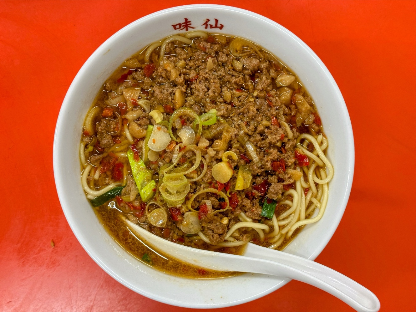 フチに味仙と書かれた丼、唐辛子が入ったひき肉が乗ったラーメン