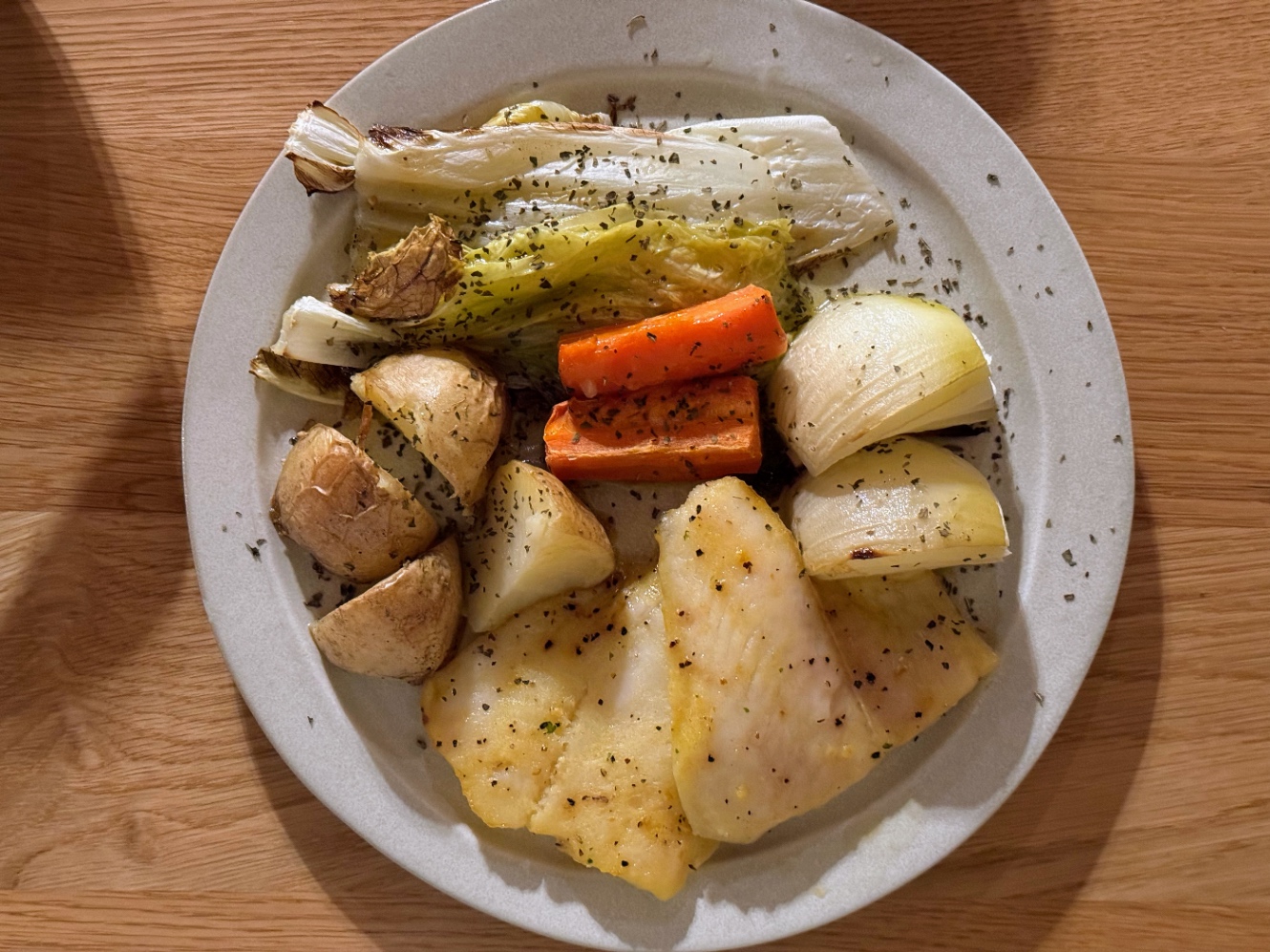 じゃがいも、玉ねぎ、にんじん、白菜、白身魚のグリル焼きが並んだ平丸皿