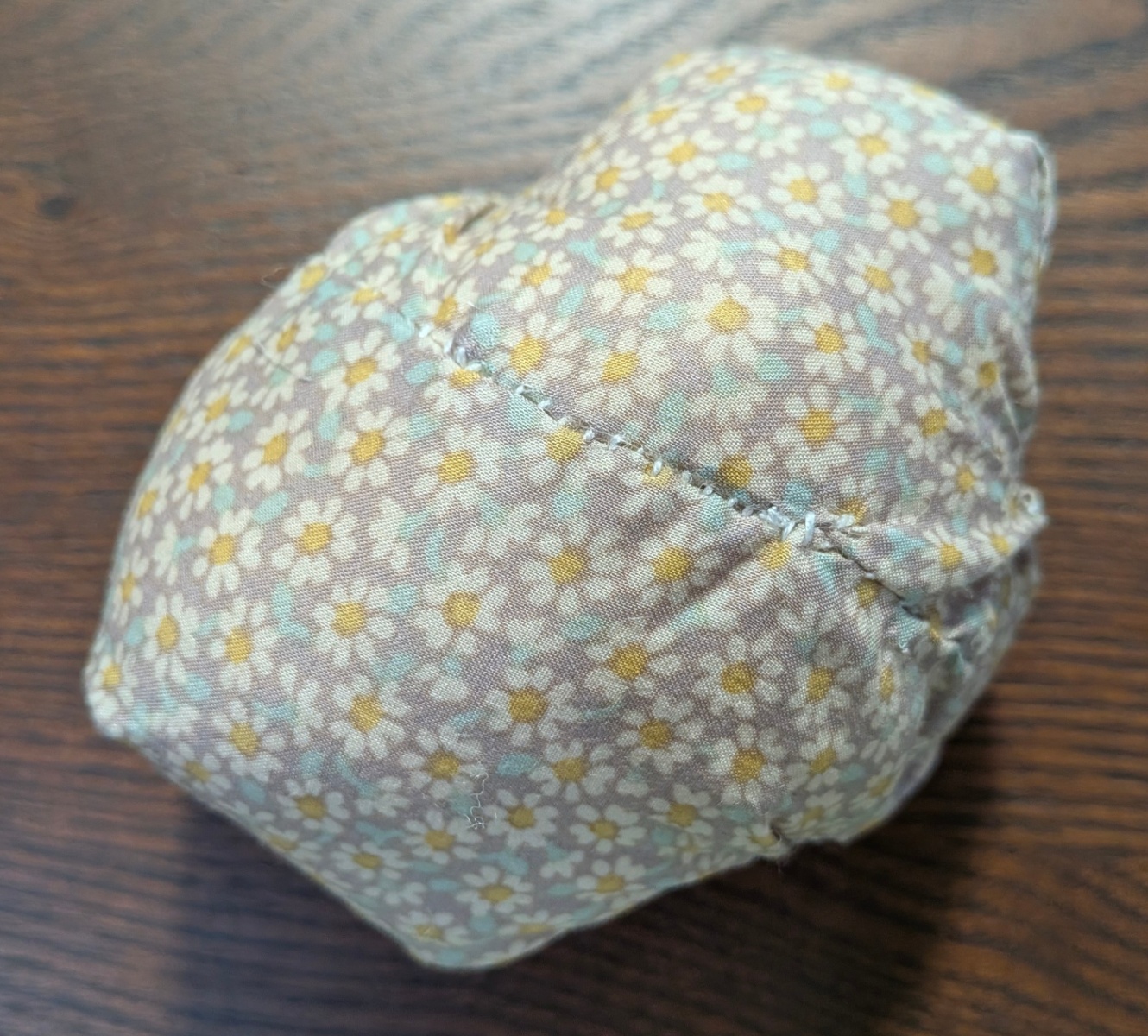 形容できない形のピンクッション