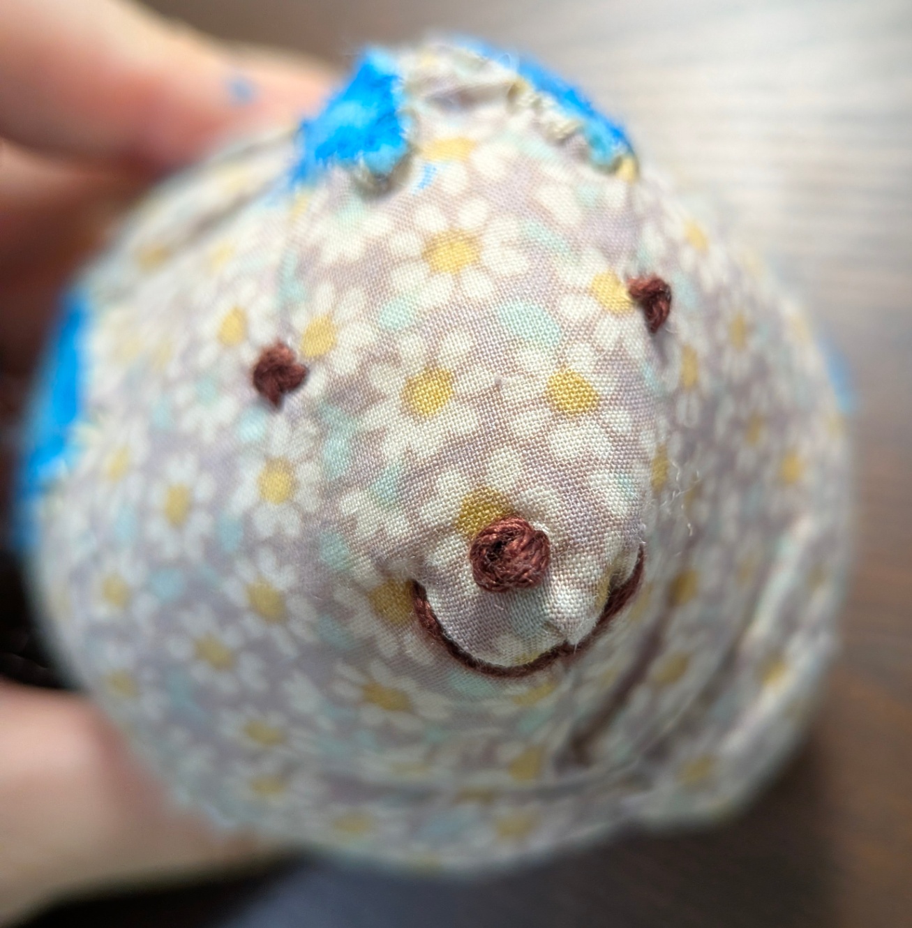 はねのあるうさぎピンクッションの正面の顔