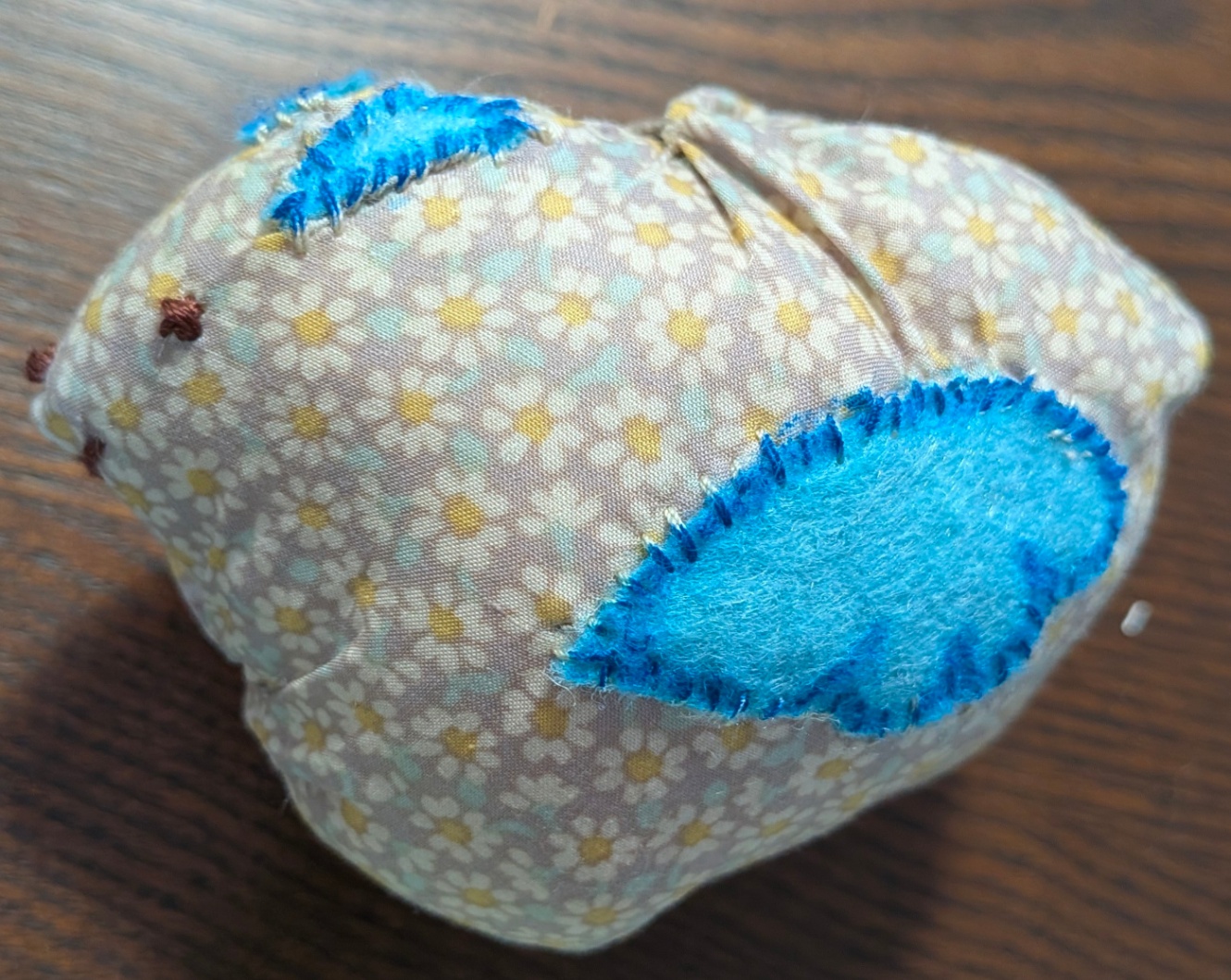 はねのあるうさぎピンクッションの横顔