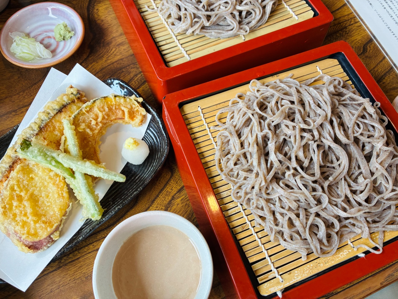 くるみそばの画像。天ぷらとざるそばが写っている