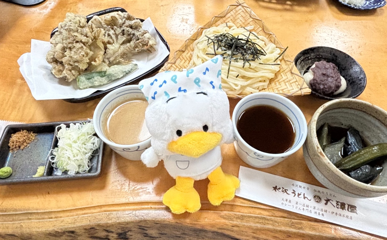 水沢うどん 胡麻つけ汁としょうゆつけ汁 ナスの煮浸しとお団子、舞茸の天ぷら