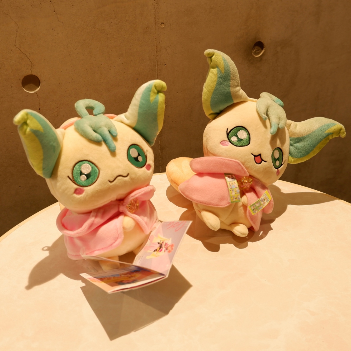 ミニパンフとミニプリクラ風シールを持ったパドドゥ？2匹の画像