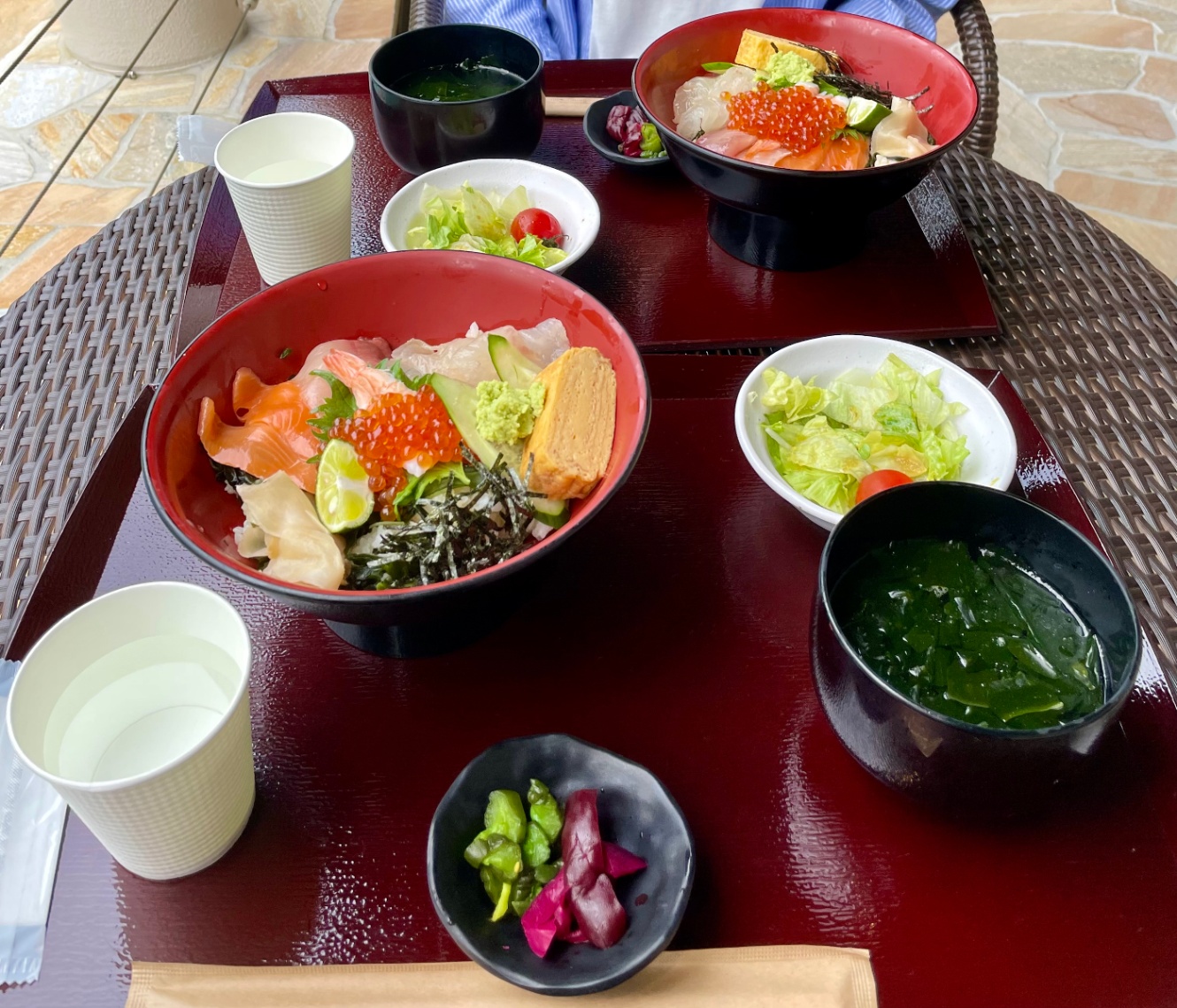 海鮮丼や野菜サラダ