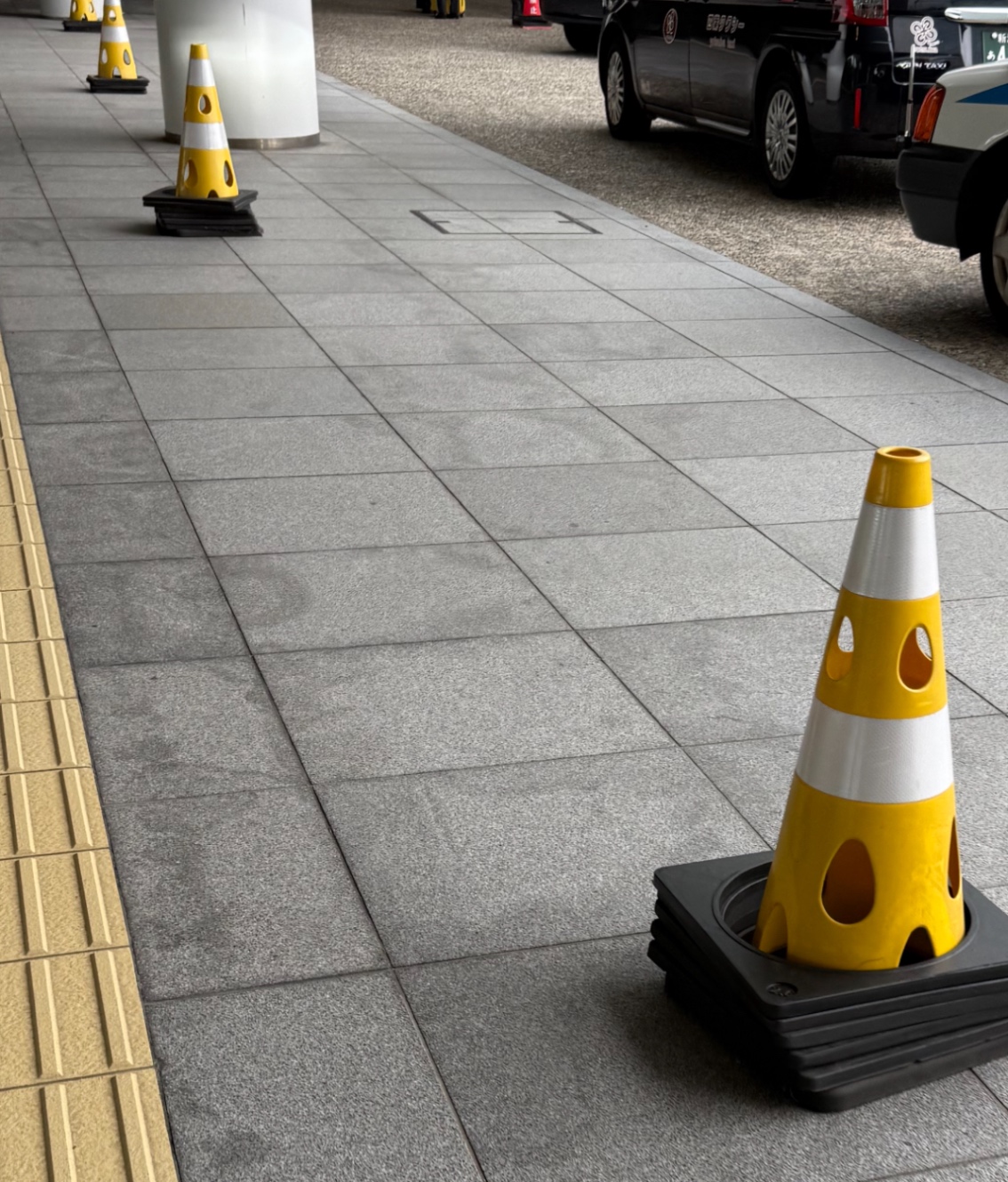 黄色い三角コーン ボディに均等な穴が空いている
