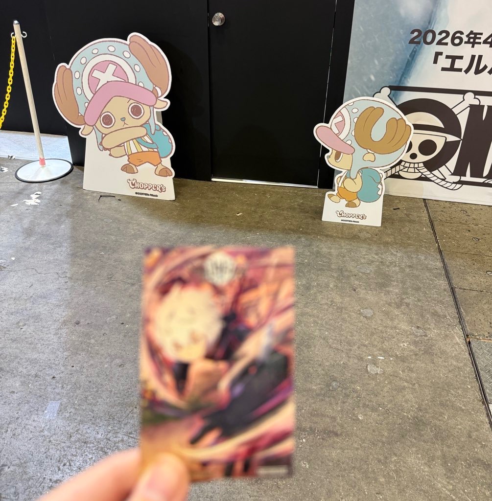 アニメ再制作プロジェクトのコーナー　配っていたキービジュアルのカードと近くにいたチョッパーさんのパネル