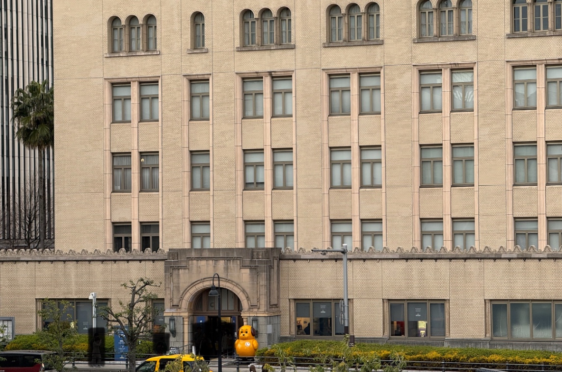 遠くから見た税関 カスタム君の黄色いボディがこの上なく目立っている