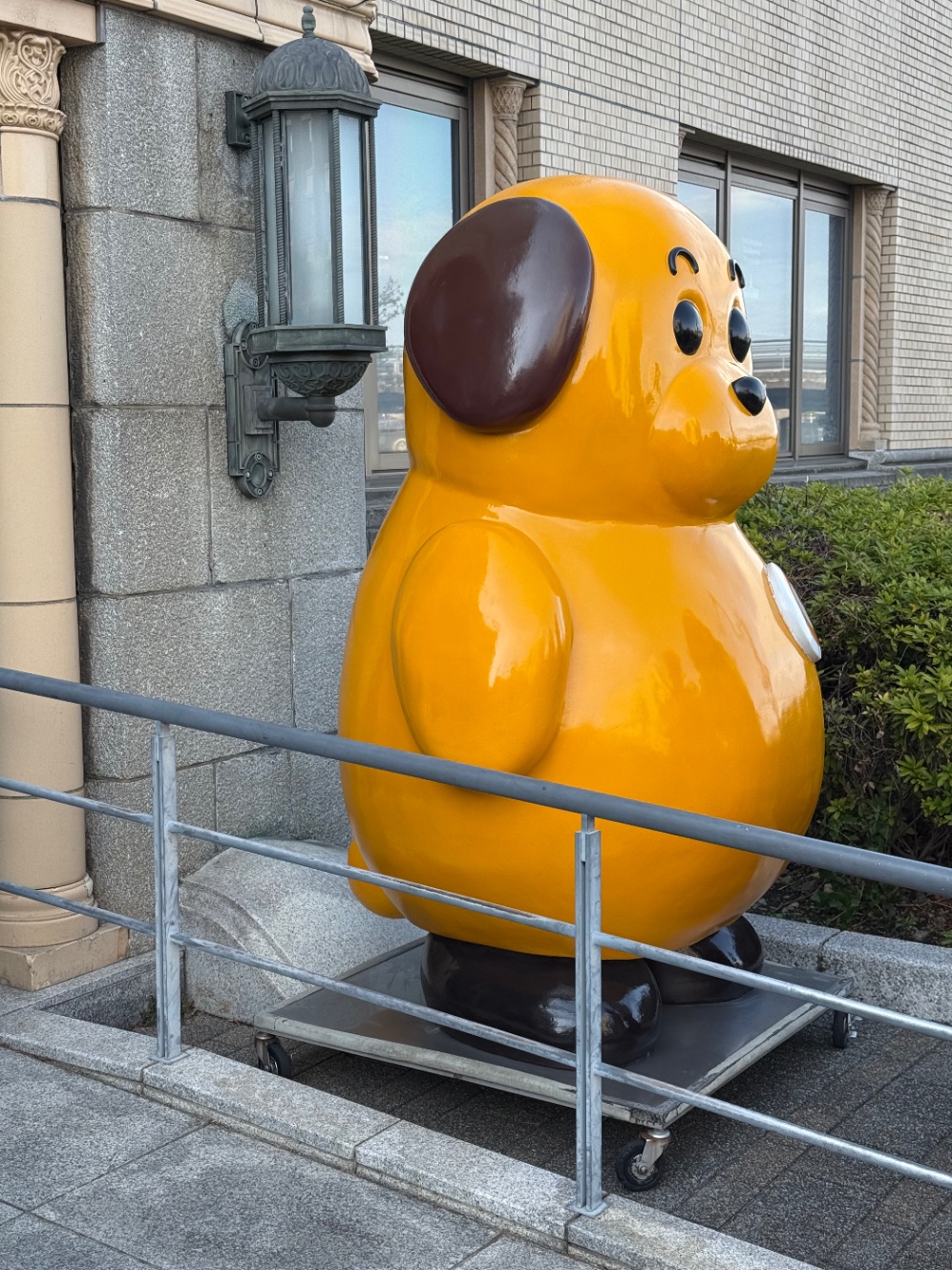 入り口前に置かれたカスタム君のモニュメント 180センチほどの大きさ