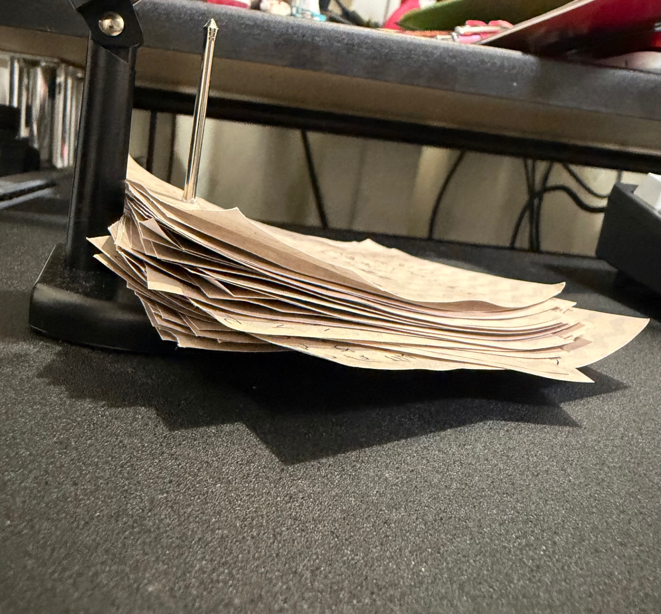 書いたら伝票とか刺すやつに刺しています。