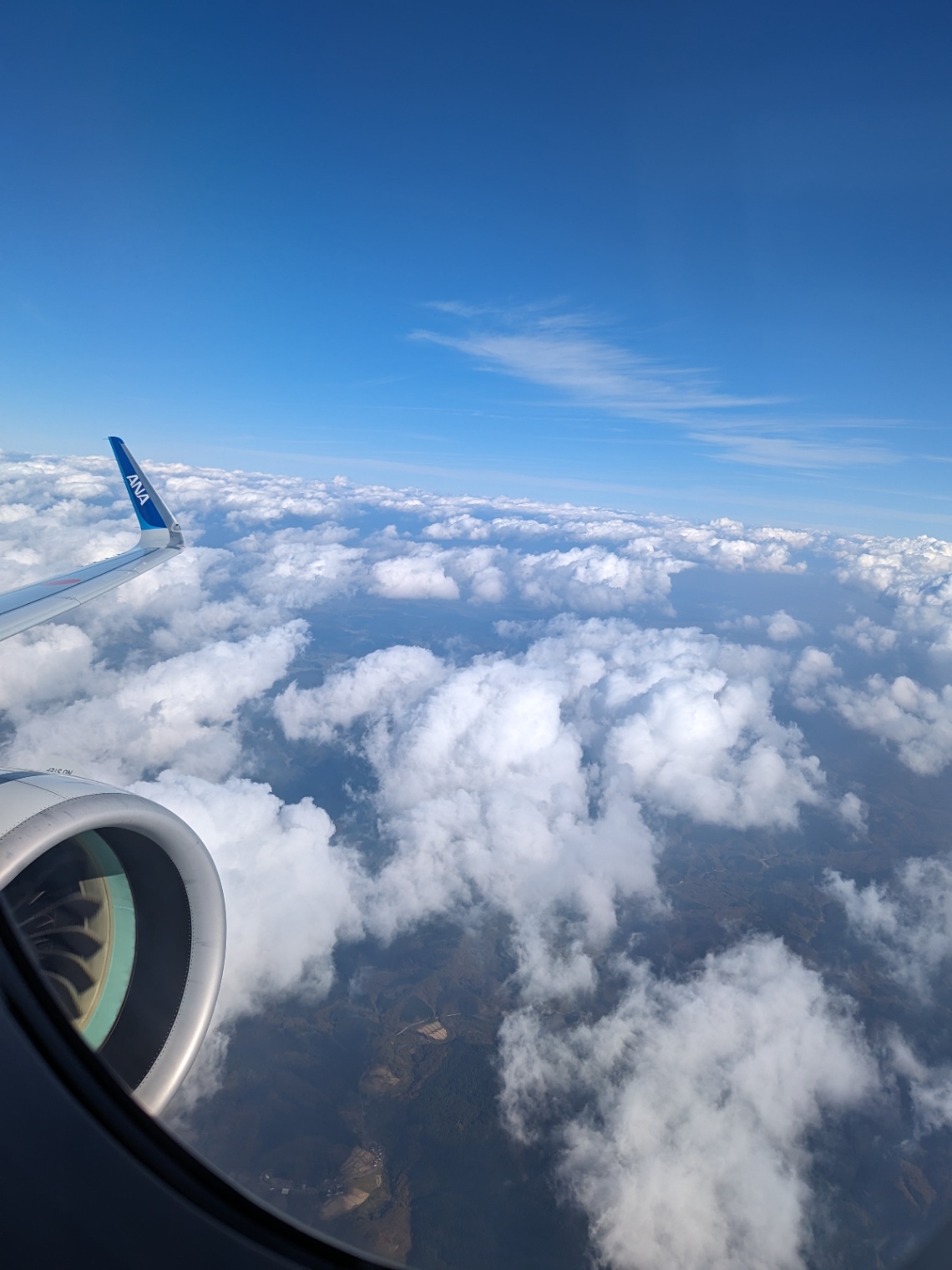 飛行機内の窓からの景色。秋田から羽田に向かう途中