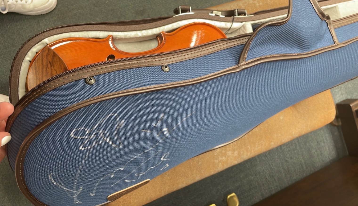 葉加瀬太郎のサインがついたケースとバイオリン