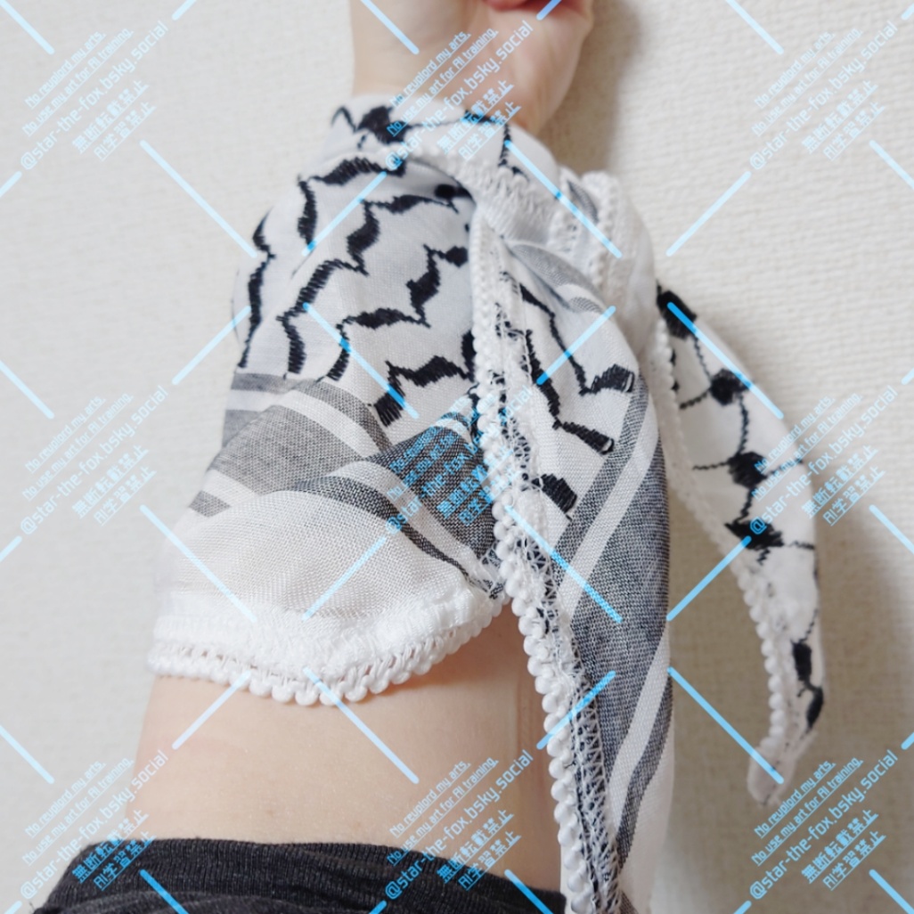 手首にクーフィーヤを巻いた画像