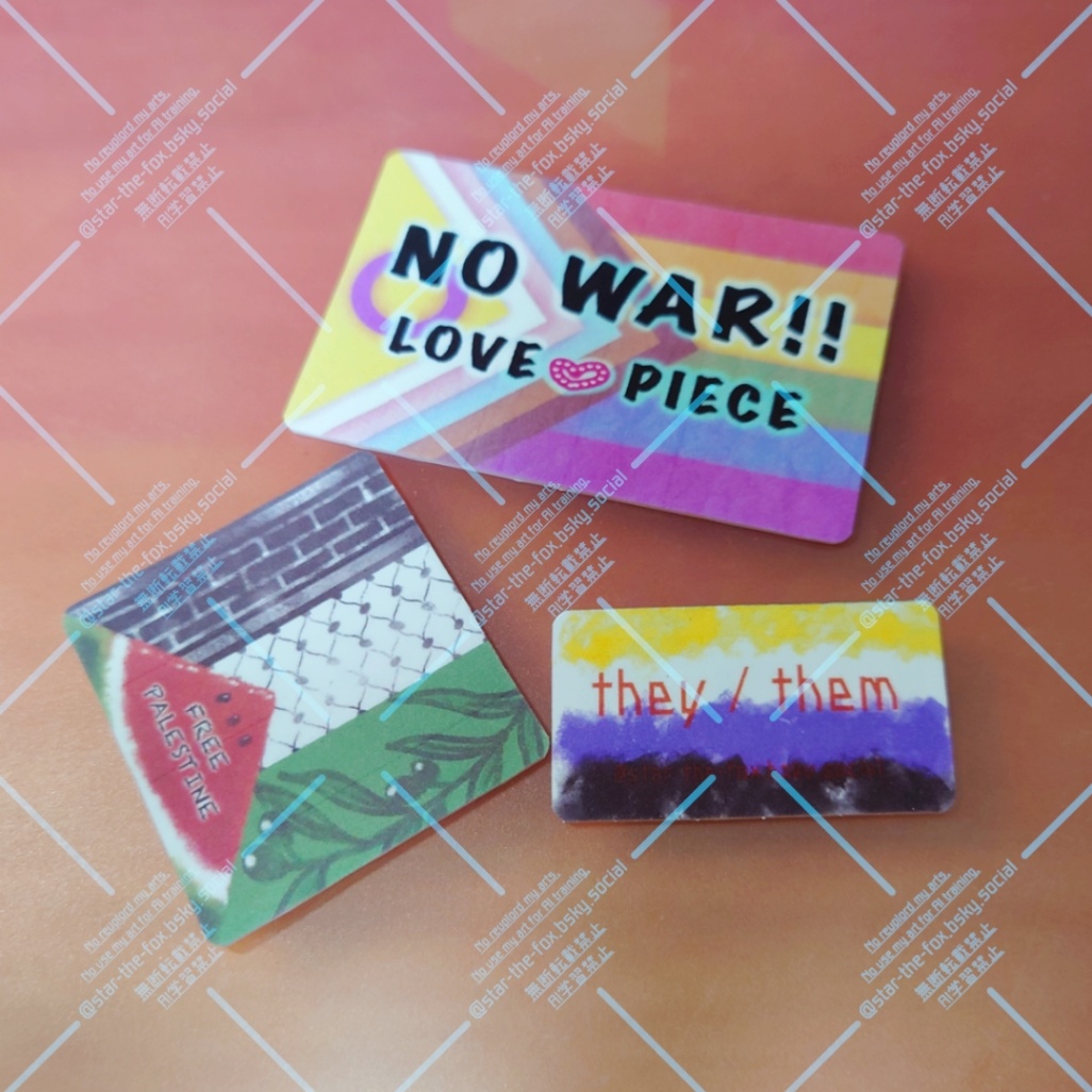 プラ版で作ったピンバッジ。 パレスチナ、プログレスプライドフラッグにNO WAR LOVE&PEACE、they/them