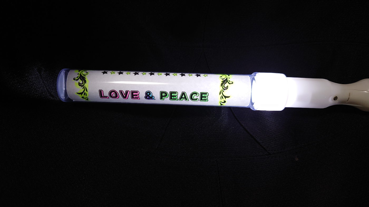 LOVE&PEACE と紙に書かれて光る100円のペンライト