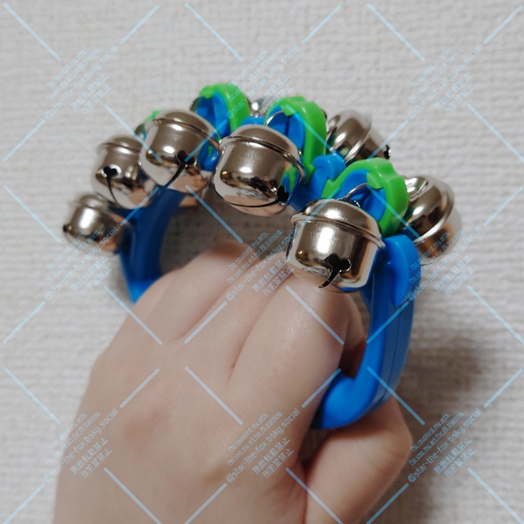 手に握られた楽器の鈴。