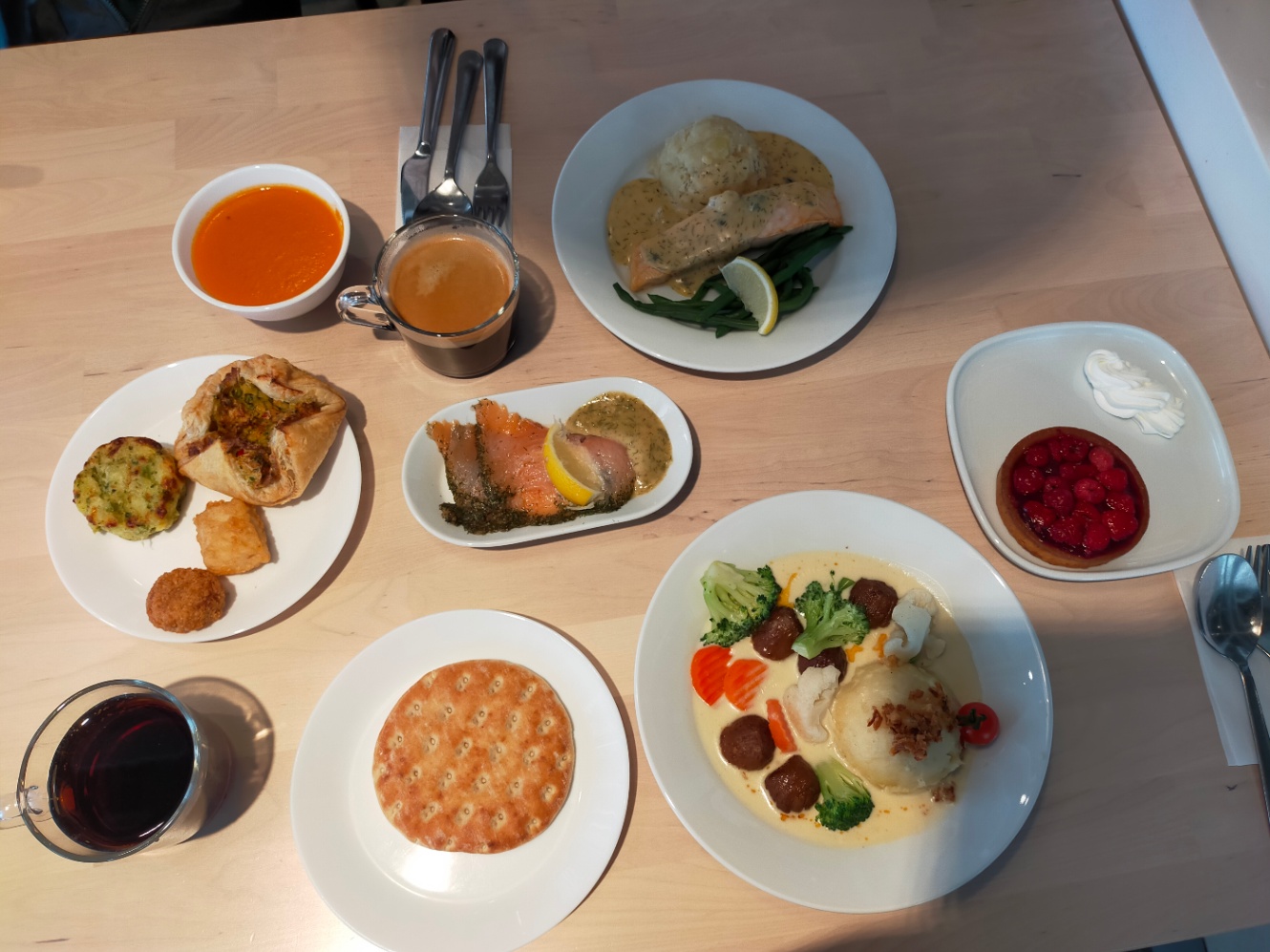 IKEAのご飯。クリームシチュー、パン、サーモン、ラズベリータルトなど