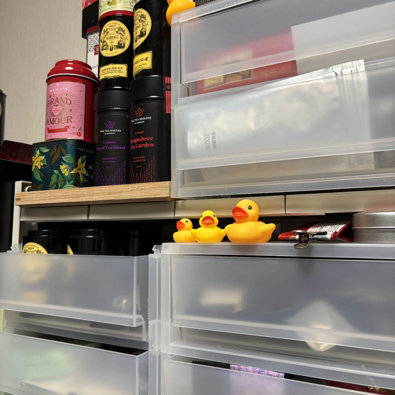 少し前に撮影した茶葉棚の写真。アヒルちゃんは趣味だ。