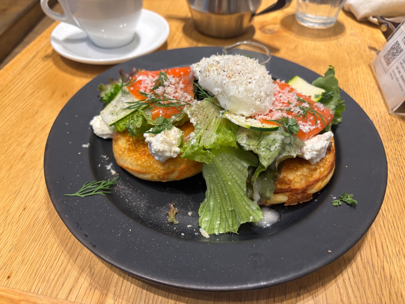 サーモンとリコッタチーズのパンケーキ。ポーチドエッグとサラダも載っている。