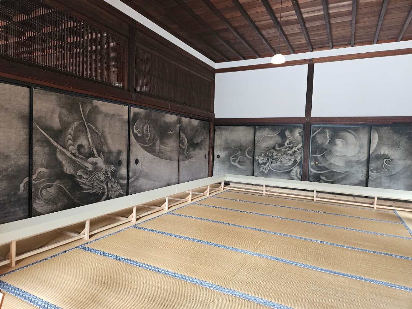 建仁寺の本坊の方丈絵、雲龍図の写真。屏風に墨で龍の絵が描かれている。