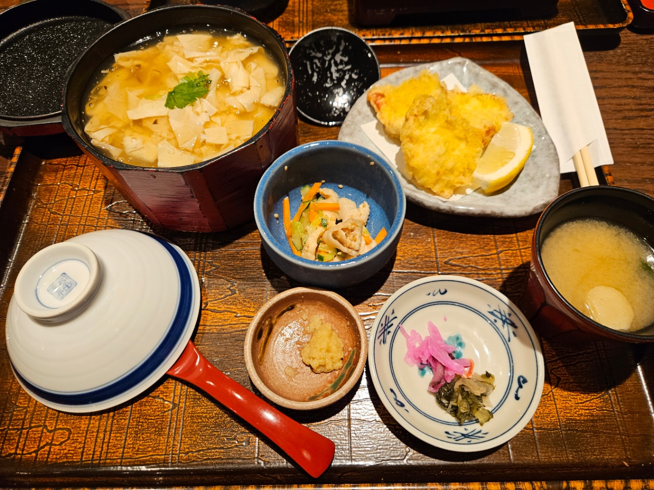 湯葉丼のランチセットの写真。鳥の天ぷらや味噌汁、漬物などもある。