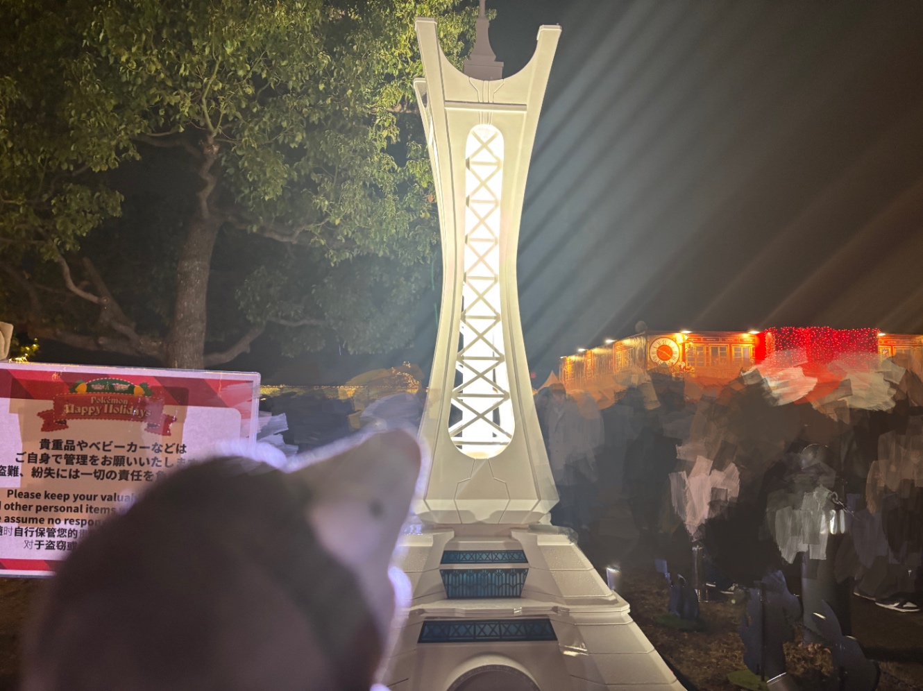 横浜赤レンガ倉庫のポケモンブースにあるプリズムタワーの展示物。手前にはPokémon fitのモグリューのぬいぐるみが写っています。