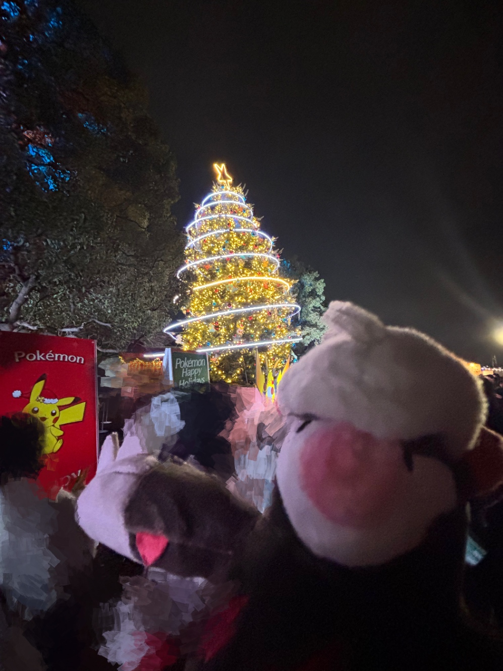 横浜赤レンガ倉庫のポケモンブースにあるピカピカほうでんツリーの写真。ツリーにはピカチュウや最初に選べるポケモンのパネルが飾られています。手前にはPokémon fitのドリュウズのぬいぐるみが写っています。