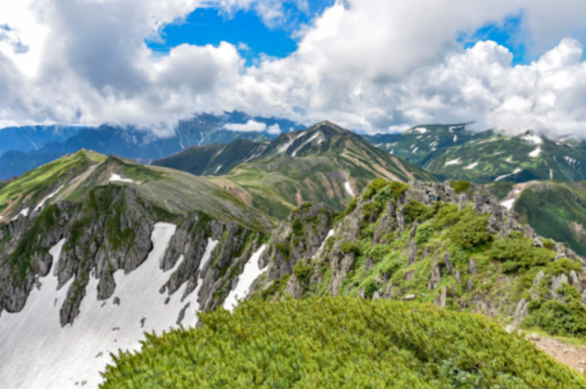青空と白い雲が広がる水晶岳稜線
