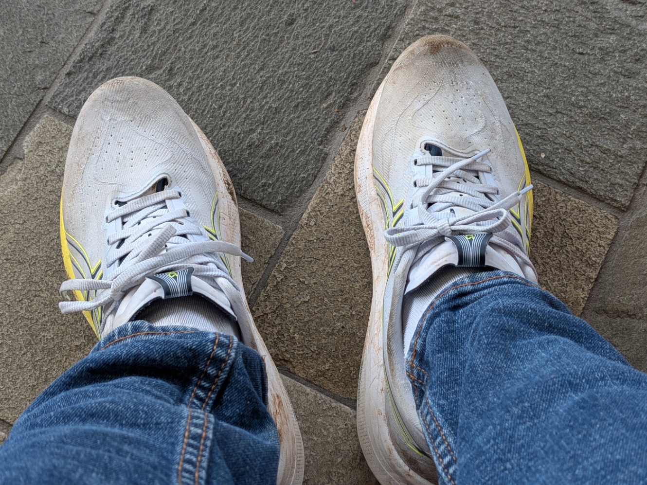 土で汚れたジョギング靴