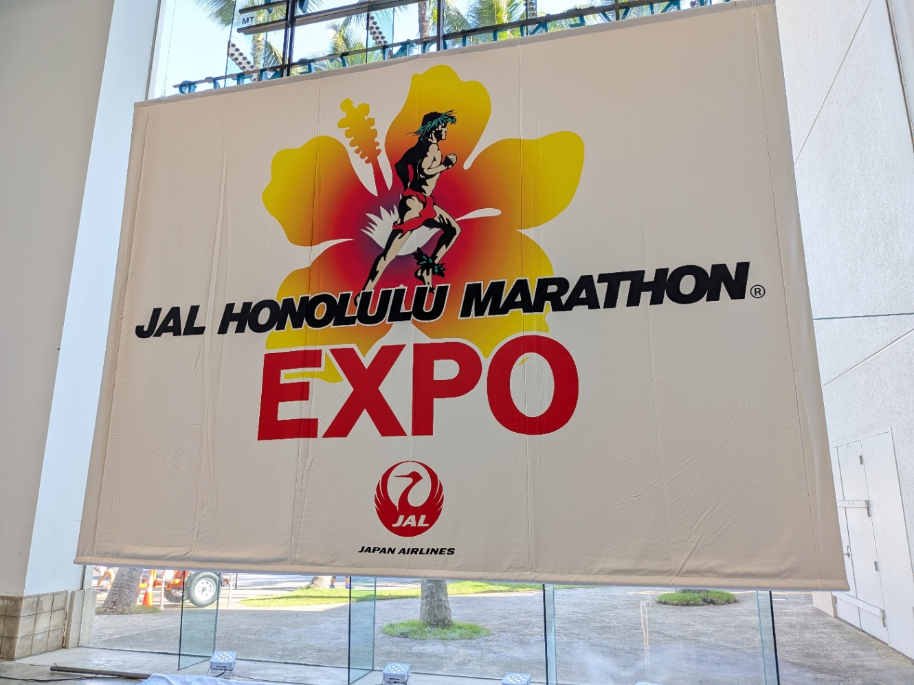 ゼッケンを配布していたJAL Honolulu Marathon Expo (Hawaii Convention Center)