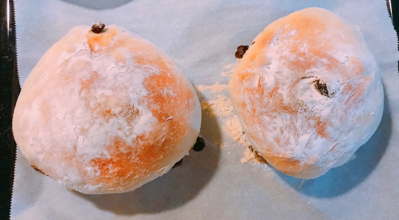 焼きたてのレーズンパン