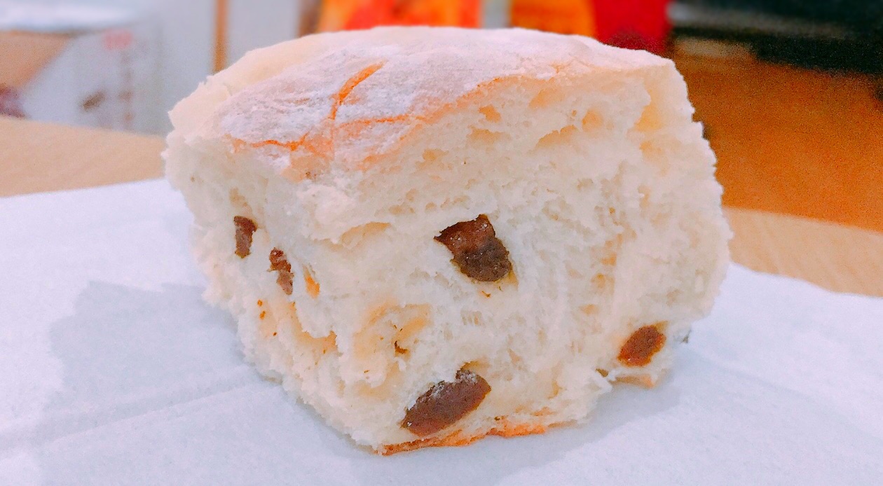 焼きたてのレーズンパンの断面