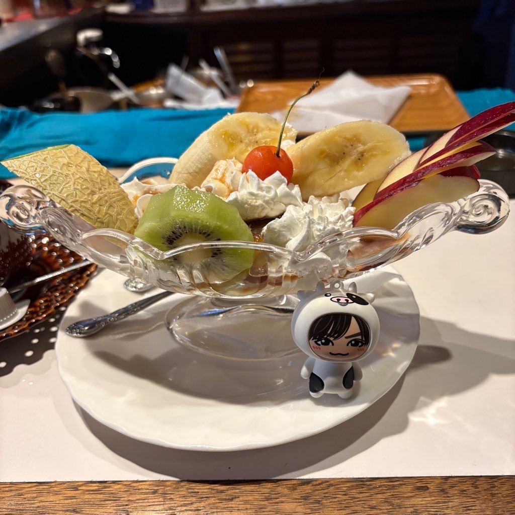 喫茶店で食べたプリンアラモードの写真