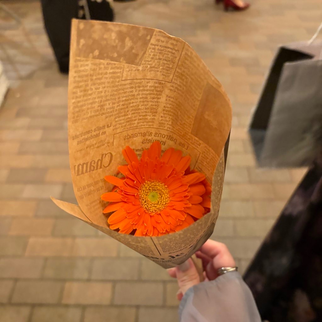 結婚式でもらったオレンジのガーベラの写真