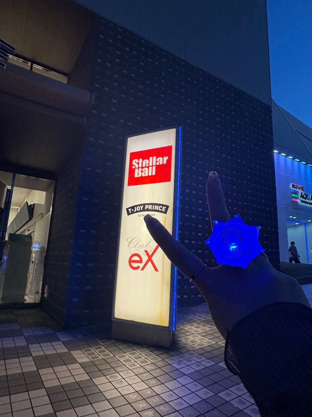 ステラボールの前でピースをしている写真