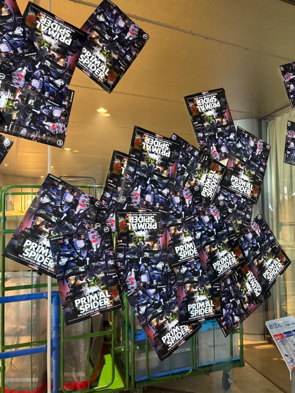 THERAMPAGEのツアーのチラシが乱雑に貼り付けられている写真