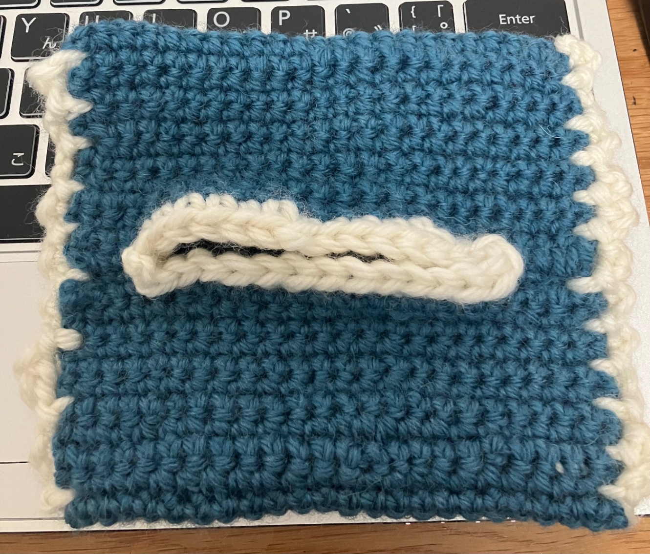 縁が白、本体が青のポケットティッシュケース