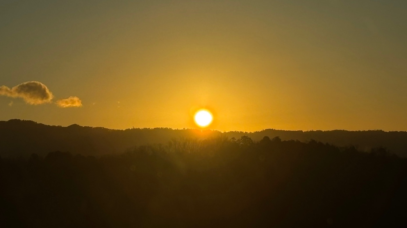 山の向こうから昇る太陽の写真