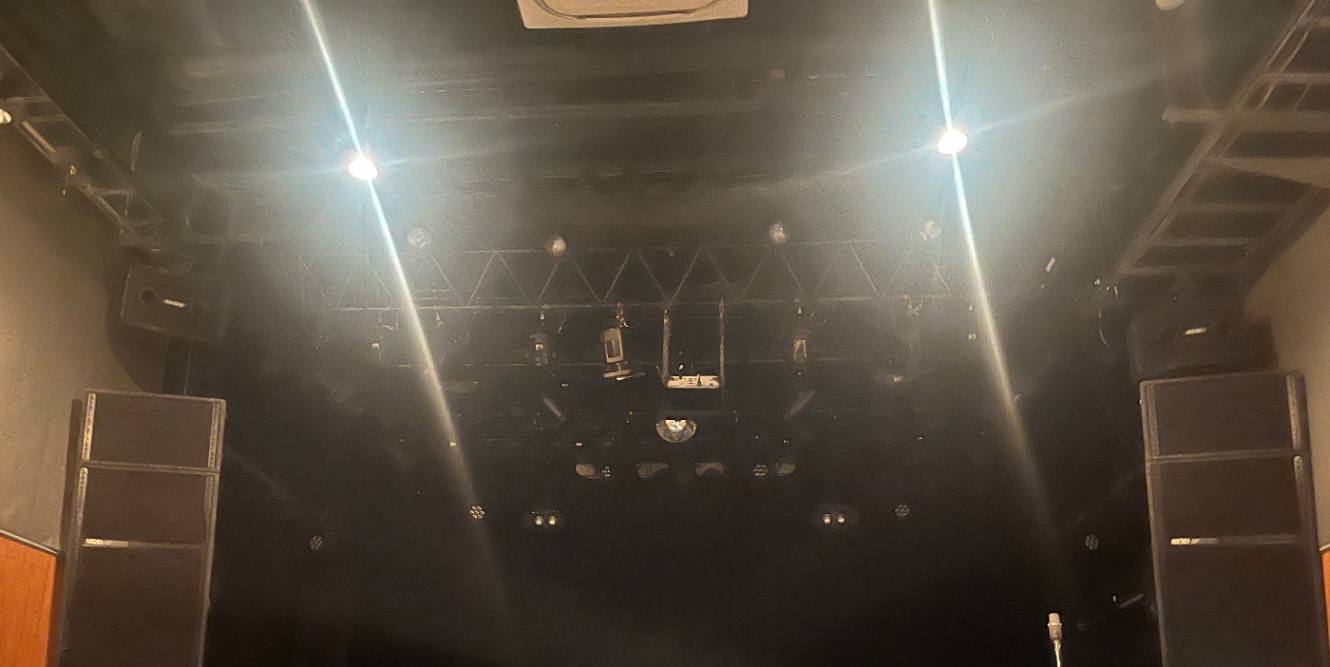 劇場?のステージと天井付近の写真