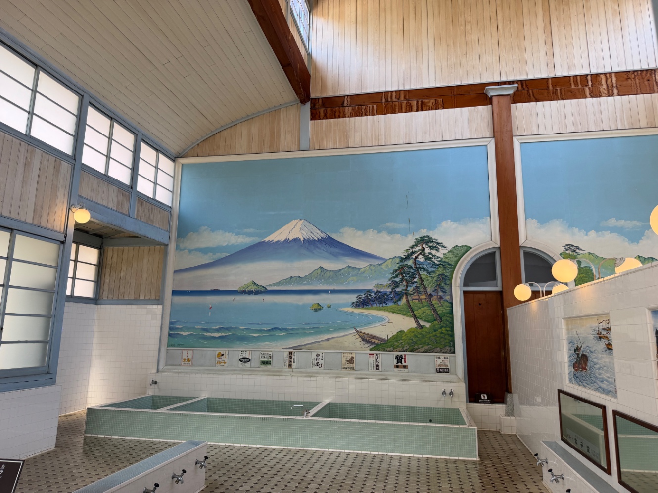 子宝湯の浴場 壁に富士山の絵が描かれている