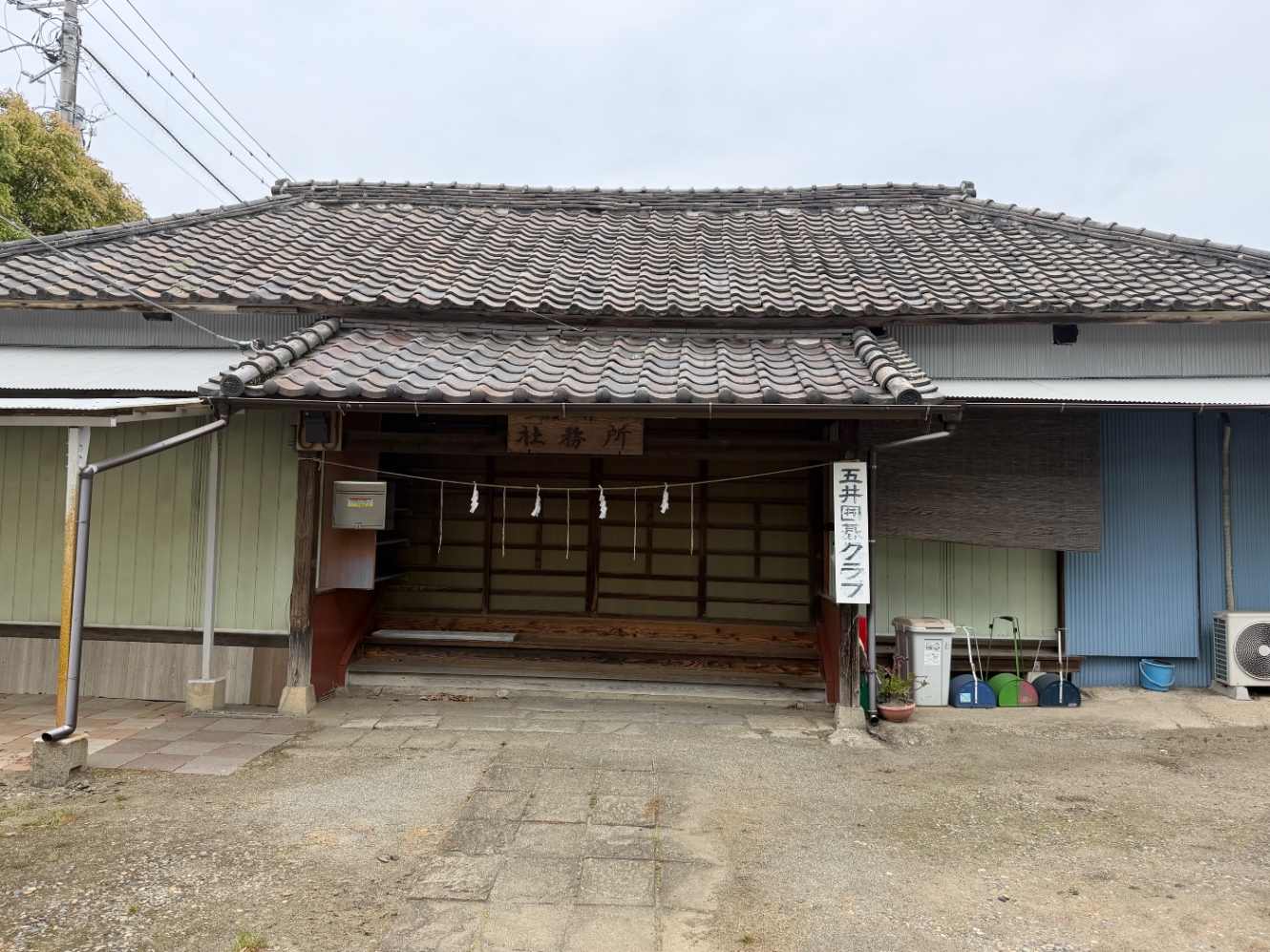 若宮八幡神社の社務所　五井囲碁クラブという看板が掛かっている